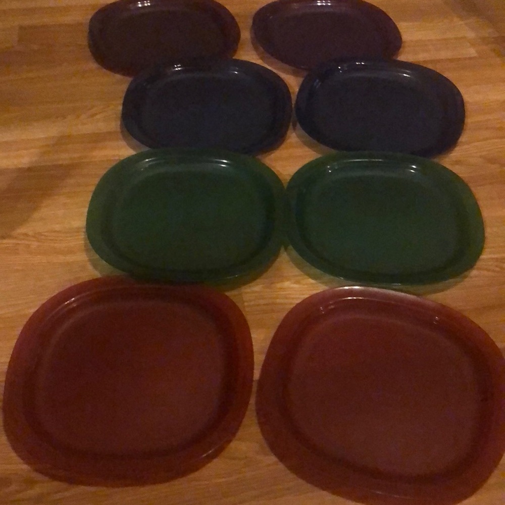 8 almost new Tupperware plates